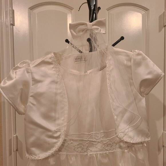 White Maxi Dress with a Blouse and Bow Hairclip - Picture 3 of 4